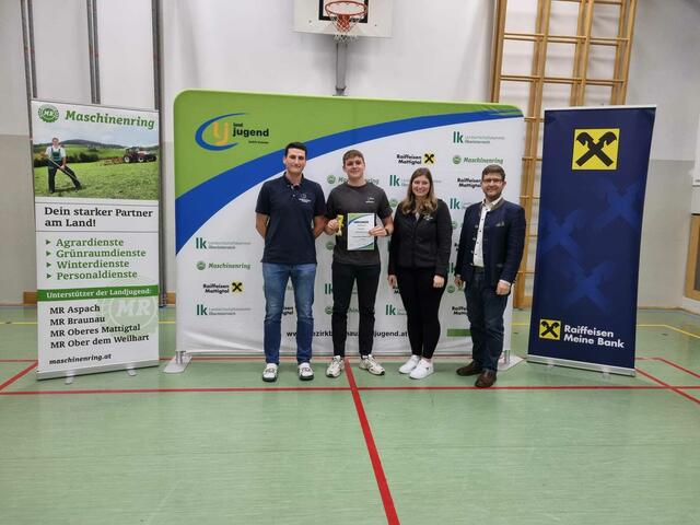 Vorbereitete Rede unter 18 – 1. Platz Jakob Baischer (Landjugend Neukirchen) 
v.l.n.r. Bezirksleiter Christoph Schnitzinger, Jakob Baischer, Bezirksleiterin Julia Grill, Bürgermeister Gemeinde Moosbach Josef Reiseder
 | Foto: Bezirkslandjugend Braunau