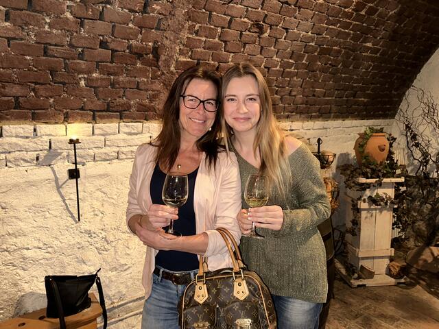Maria und Sophia Fraisl nach der Verkostung  | Foto: Emina Klicic