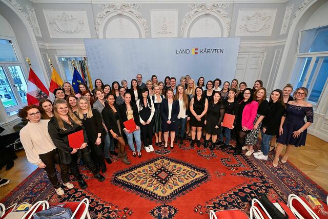 IBB Zertifikatsverleihung an Kleinkindererzieher und -erzieherinnen im Spiegelsaal der Kärntner Landesregierung mit LR Daniel Fellner. | Foto: LPD Kärnten/Bauer