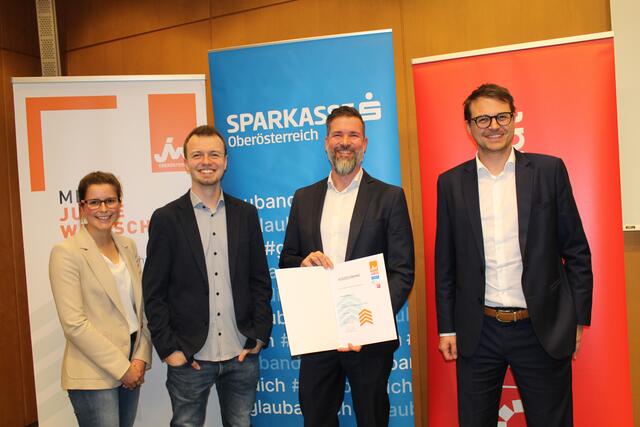 Unternehmensberater Christian Langwieser (Processixx) aus Langenstein wurde Dritter - am Bild mit Bezirksspitze der Jungen Wirtschaft. | Foto: BRS/Köck