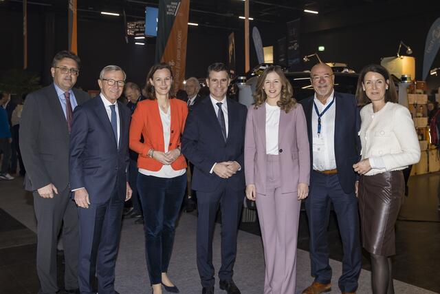 Bei der Eröffnung der Startup-Messe salz21. Im Bild: Walter Haas (Innovation Salzburg), LH Wilfried Haslauer, Mariana Kühnel (WKO), Eric Beißwenger (Staatsminister Bayern), Staatssekretärin Claudia Plakolm, Wolfram Hatz (Vereinigung der Bayerischen Wirtschaft) und Henrietta Egerth-Stadlhuber (GF FFG). | Foto: Land Salzburg/Neumayr/Leopold