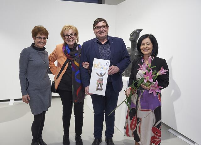 Alena Seberova (Euregio Silva Nortica), Künstlerin Heide Warlamis, Kreishauptmannstellvertreter und Obmann von Euregio Silva Nortica Pavel Hroch, Bundesratspräsidentin und Obfrau von Euregio Silva Nortica Margit Göll (v.l.). | Foto: Kunstmuseum Waldviertel