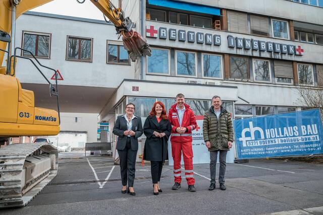 Das Rotkreuz-Zentrum Innsbruck wird mit Unterstützung der Stadt Innsbruck und dem Land Tirol neu gebaut. Von links nach rechts: Alexandra Tanda, Geschäftsführerin Rotes Kreuz Innsbruck; Cornelia Hagele, Gesundheitslandesrätin; Rupert Stöckl, Obmann Rotes Kreuz Innsbruck; Georg Willi, Bürgermeister von Innsbruck. | Foto: Bernhard Stolz