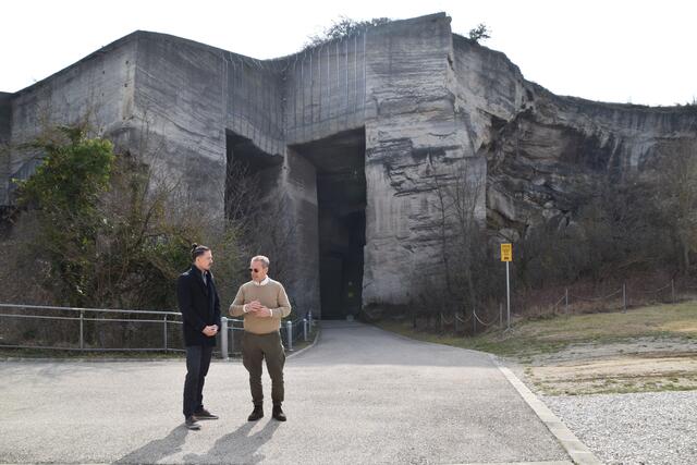 Intendant Sepp Schreiner (r.) mit Regionalleiter Marcus Skalicky der RegionalMedien (l.) vor dem Felsentheater.  | Foto: RMA Podiwinsky