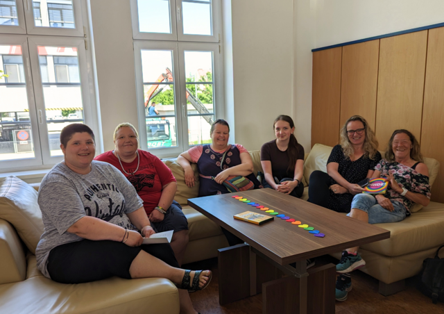 2. vnr Rita Olah, Leiterin Frauenwohnheim mit ihrem Team und drei Klientinnen | Foto: emmaus