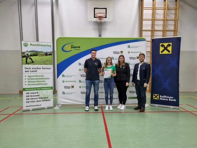 Sponranrede über 18 – 1. Platz Julia Pemwieser (Landjugend Gilgenberg)
v.l.n.r. Bezirksleiter Christoph Schnitzinger, Julia Pemwieser, Bezirksleiterin Julia Grill, Bürgermeister Gemeinde Moosbach Josef Reiseder
 | Foto: Bezirkslandjugend Braunau