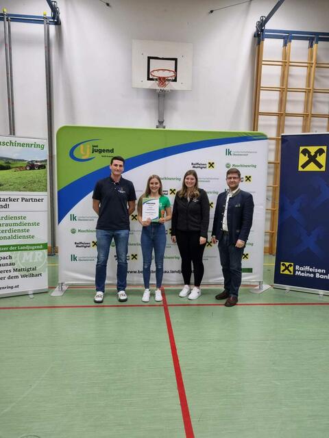Vorbereitete Rede über 18 – 3. Platz Julia Pemwieser (Landjugend Gilgenberg)
v.l.n.r. Bezirksleiter Christoph Schnitzinger, Julia Pemwieser, Bezirksleiterin Julia Grill, Bürgermeister Gemeinde Moosbach Josef Reiseder
 | Foto: Bezirkslandjugend Braunau