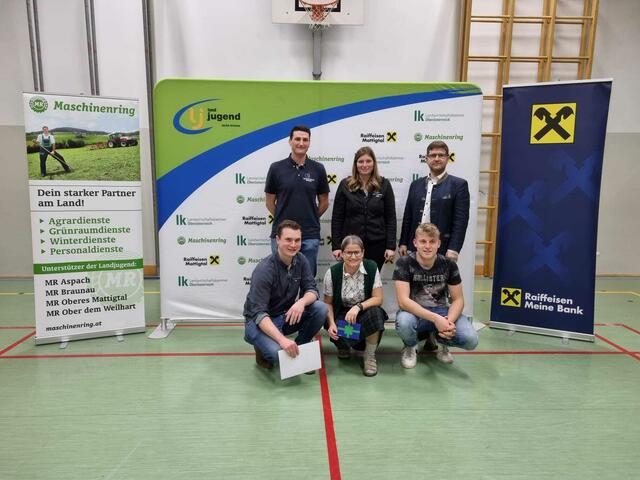 Neues Sprachrohr – 3. Platz Fabian Beinhundner, Kathrin Wighart, Michael Rappl (Landjugend Neukirchen). 
Oben v.l.n.r. Bezirksleiter Christoph Schnitzinger, Bezirksleiterin Julia Grill, Bürgermeister Gemeinde Moosbach Josef Reiseder. Unten v.l.n.r. Fabian Beinhundner, Kathrin Wighart, Michael Rappl
 | Foto: Bezirkslandjugend Braunau