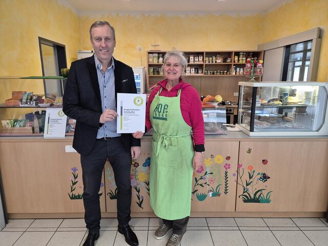 Direktor Werner Dietl mit Alexandra Vrolijk vom Schulbuffet mit der Auszeichnung des Gesundheitsministeriums.  | Foto: Werner Dietl