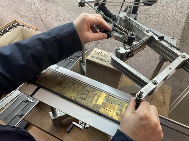 Die Holzblöcke werden mittels eines eigens angeschafften Geräts in der Pfarre selbst graviert. 