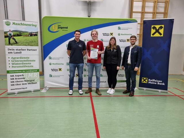 Spontanrede unter 18 – 5. Platz Joshua Helmberger (Landjugend Tarsdorf)
v.l.n.r. Bezirksleiter Christoph Schnitzinger, Joshua Helmberger, Bezirksleiterin Julia Grill, Bürgermeister Gemeinde Moosbach Josef Reiseder
 | Foto: Bezirkslandjugend Braunau