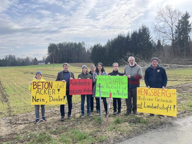 Grünen Klubobfrau Sandra Krautwaschl und Landwirtschaftssprecher der Grünen Andreas Lackner gemeinsam mit den Anrainern aus Hengsberg.  | Foto: RMS
