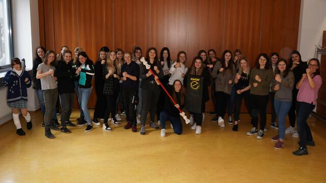 Beim Selbstverteidigungskurs mit Franz Bacher lernten die Schülerinnen einige hilfreiche Handgriffe. | Foto: Franz Bacher