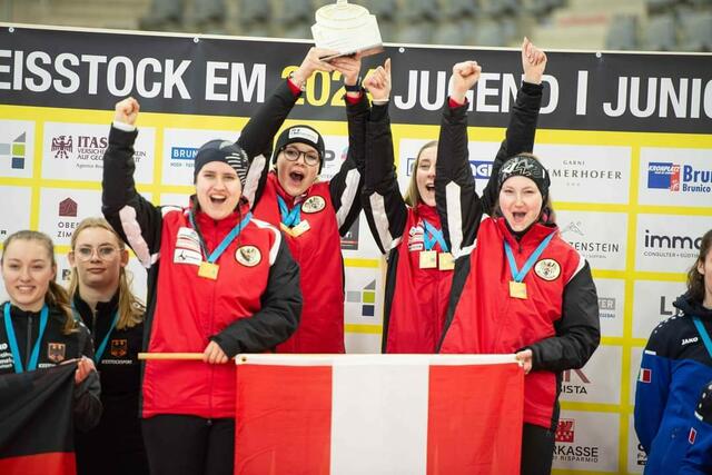Jubelstimmung bei Sina Rieger, Anja Mandl, Chiara Wade und Sabrina Pozarek (v.l.) über ihren Triumph bei der EM im Eisstockschießen. | Foto: Regina Stanger