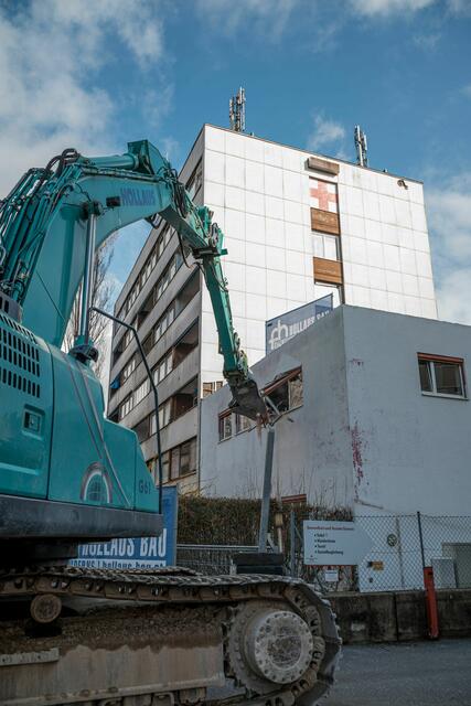 Der Bagger fährt in das Gebäude. | Foto: Bernhard Stolz