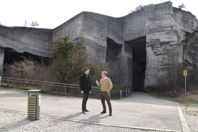 Intendant Sepp Schreiner (r.) mit Regionalleiter Marcus Skalicky der RegionalMedien (l.) vor dem Felsentheater.  | Foto: RMA Podiwinsky