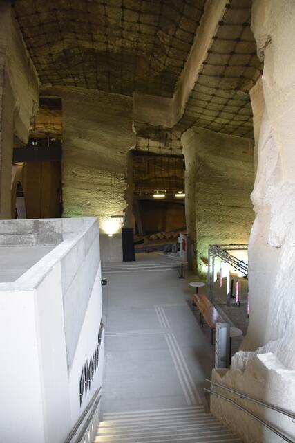 Der Abgang in den Felsen hinein zur Bühne: im geschichtsträchtigen und spektakulären Felsentheater. | Foto: RMA Podiwinsky