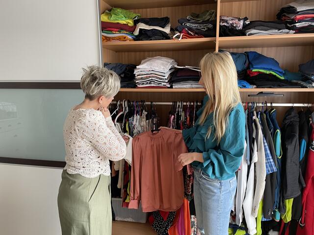 Beim Kleiderschrank-Check werden alle Teile begutachtet und gemeinsam mit der Kundin, dem Kunden aussortiert oder neu kombiniert. | Foto: Gerold