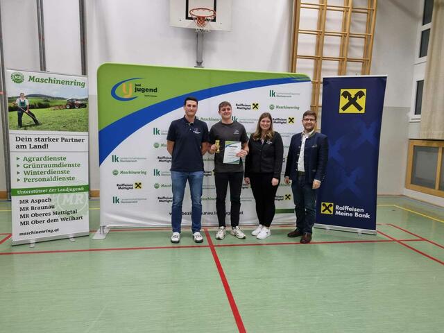 Spontanrede unter 18 – 1. Platz Jakob Baischer (Landjugend Neukirchen)
v.l.n.r. Bezirksleiter Christoph Schnitzinger, Jakob Baischer, Bezirksleiterin Julia Grill, Bürgermeister Gemeinde Moosbach Josef Reiseder
 | Foto: Bezirkslandjugend Braunau