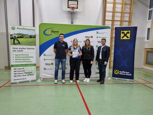 Vorbereitete Rede unter 18 – 2. Platz Johanna Beinhundner (Landjugend Handenberg)
v.l.n.r. Bezirksleiter Christoph Schnitzinger, Johanna Beinhundner, Bezirksleiterin Julia Grill, Bürgermeister Gemeinde Moosbach Josef Reiseder
 | Foto: Bezirkslandjugend Braunau