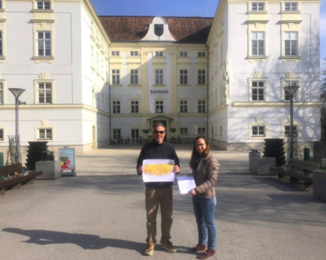 368 Unterschriften konnte die Initiative "Kleine Hageln" sammeln. Die Unterzeichneten fordern eine Überprüfung der Vorgänge rund um das geplante Wohnprojekt am Grundstück "Kleine Hageln". Im Bild: Tina Steinmeyer und Christian Leitner von der Initiative | Foto: privat