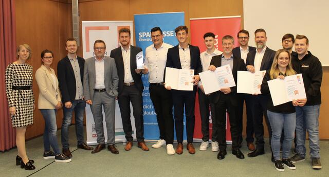 Die Gründerpreis-Träger mit Partnern der Aktion. Am Foto von links WKO-Perg-Obfrau Eveline Grabmann, Franziska Scheuwimmer und Moritz Aschauer (Junge Wirtschaft), Martin Haider (Sparkasse OÖ), Gründerpreis-Träger Crew8-Events Lorenz Hofer, Florian Hausleitner, Benedikt Hofer, Lukas Mayrwöger, Alexander Götzl (Habag Nachfolgemenagement - zweiter Platz), Andreas Pfeiffer (Junge Wirtschaft), Christian Langwieser (Processixx - dritter Platz), vorne Patrick Hinterkörner und Carina Walter (Futterwerk - dritter Platz), hinten Michael Köck (BezirksRundSchau Perg). | Foto: BRS/Köck