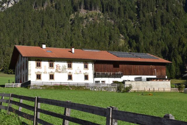 Dachflächen, versiegelte Fläche, Brachflächen – In der Landwirtschaft gibt es genügend geeignete Flächen, um PV-Anlagen zu errichten. | Foto: © Land Tirol