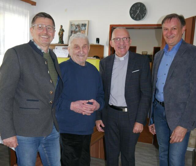 Bürgermeister Kurt Wimmer, Josef Gall, Pfarrer Andreas Michalski und Gemeinderat Gerhard Mörk.  | Foto: Gemeinde Götzendorf/Leitha