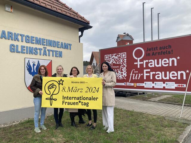 Frauenpower vor dem Marktgemeindeamt Gleinstätten: Eva Surma, Carina Resch, Renate Gruber, Bgm. Elke Halbwirth und Sandra Janics-Jakomini.  | Foto: Eva Heinrich-Sinemus