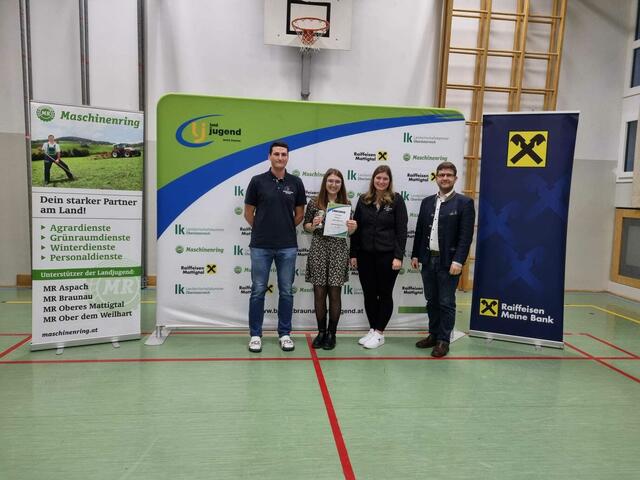Spontanrede über 18 – 2. Platz Julia Hatheier (Landjugend Neukirchen)
v.l.n.r. Bezirksleiter Christoph Schnitzinger, Julia Hatheier, Bezirksleiterin Julia Grill, Bürgermeister Gemeinde Moosbach Josef Reiseder
 | Foto: Bezirkslandjugend Braunau