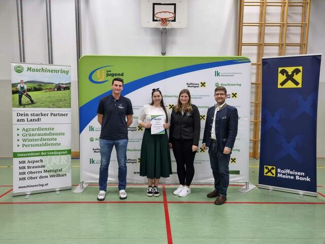 Vorbereitete Rede über 18 – 4. Platz Annika Zwinger (Landjugend Handenberg)
v.l.n.r. Bezirksleiter Christoph Schnitzinger, Annika Zwinger, Bezirksleiterin Julia Grill, Bürgermeister Gemeinde Moosbach Josef Reiseder

 | Foto: Bezirkslandjugend Braunau