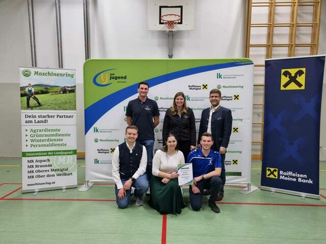 Neues Sprachrohr – 4. Platz Hannes Stadler, Annika Zwinger, Andreas Eder (Landjugend Handenberg). 
Oben v.l.n.r. Bezirksleiter Christoph Schnitzinger, Bezirksleiterin Julia Grill, Bürgermeister Gemeinde Moosbach Josef Reiseder. Unten v.l.n.r. Hannes Stadler, Annika Zwinger, Andreas Eder
 | Foto: Bezirkslandjugend Braunau