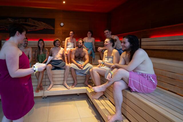 Poetry-Slammerinnen und Slammer beim Sauna-Slam in der Panoramasauna. | Foto: IKB