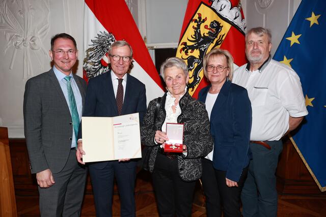 Von links: Neumarkts Bürgermeister Adi Rieger, Landeshauptmann Wilfried Haslauer, die mit dem Pro Caritate-Verdienstzeichen geehrte Maria Gruber, Pflegedienstleiterin Andrea Krain und Seniorenwohnhausleiter Manfred Mayrhofer.

 | Foto: Land Salzburg / Franz Neumayr