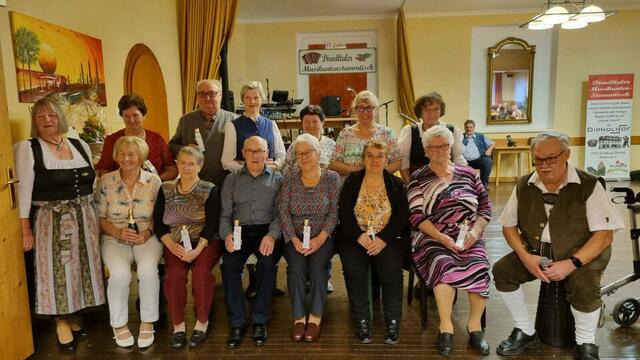In der Mitte, die geehrten, langjährigen Stammtisch-Besucher
 | Foto: Josef Rathkolb