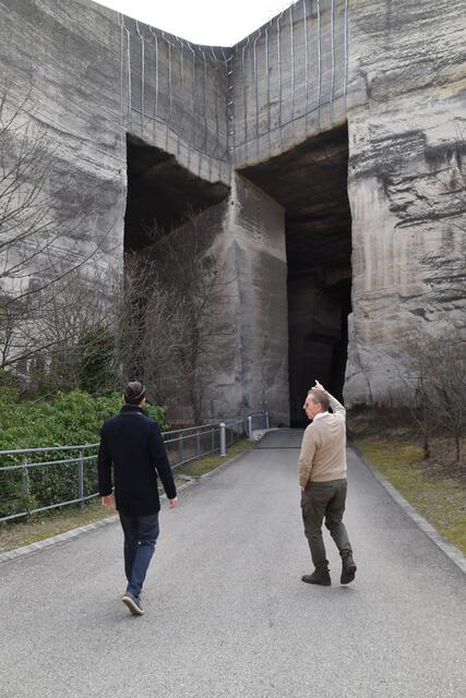 Intendant Sepp Schreiner (r.) und unser Regionalleiter Marcus Skalicky der RegionalMedien vor dem Eingang des Felsentheaters. | Foto: RMA Podiwinsky