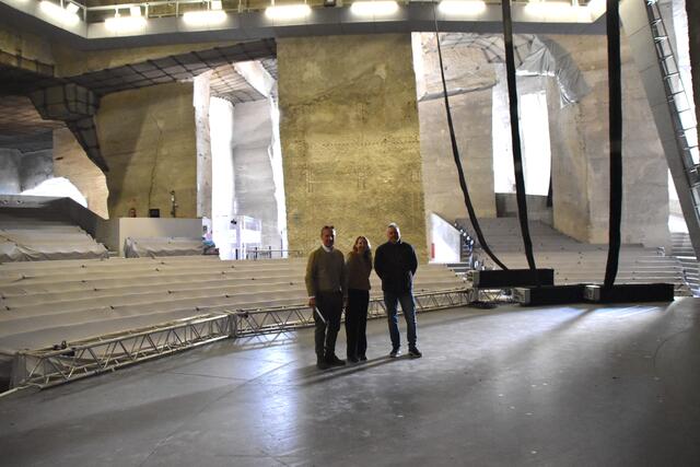 Intendant Sepp Schreiner (l.) und Bühnentechniker Ernö Trimmel (re.) mit Burgenland-Redakteurin Katharina Podiwinsky der RegionalMedien (Mitte) auf der Bühne des Felsentheaters. | Foto: RMA Podiwinsky