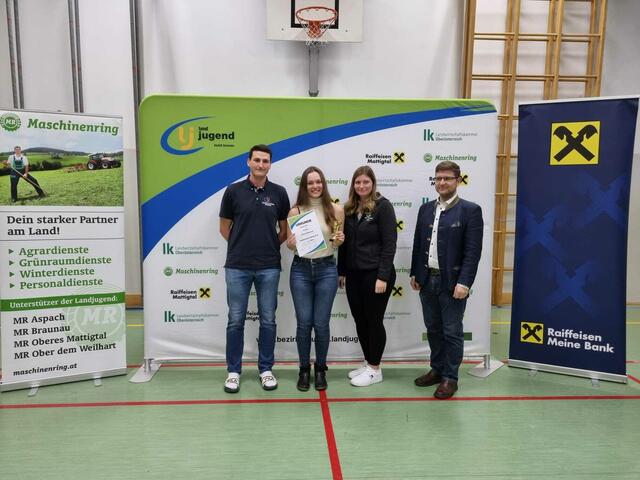 Vorbereitete Rede über 18 – 1. Platz Daniela Auer (Landjugend Tarsdorf)
v.l.n.r. Bezirksleiter Christoph Schnitzinger, Daniela Auer, Bezirksleiterin Julia Grill, Bürgermeister Gemeinde Moosbach Josef Reiseder
 | Foto: Bezirkslandjugend Braunau