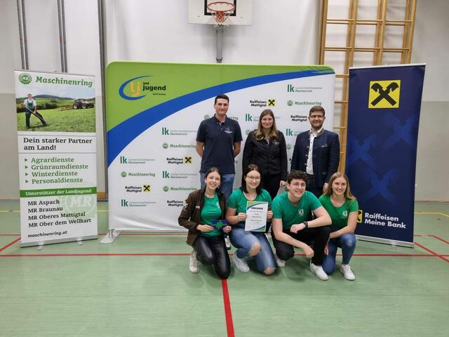 Neues Sprachrohr – 1. Platz Mirjam Brunner, Hannah Rauch, Tobias Brunner, Julia Pemwieser (Landjugend Gilgenberg). 
Oben v.l.n.r. Bezirksleiter Christoph Schnitzinger, Bezirksleiterin Julia Grill, Bürgermeister Gemeinde Moosbach Josef Reiseder. Unten v.l.n.r. Mirjam Brunner, Hannah Rauch, Tobias Brunner, Julia Pemwieser
 | Foto: Bezirkslandjugend Braunau