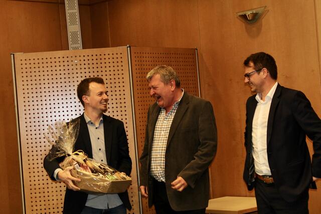 Einen Geschenkskorb gab es für Wirtschaftskammer-Bezirksstellenleiter Franz Rummerstorfer. | Foto: BRS/Köck