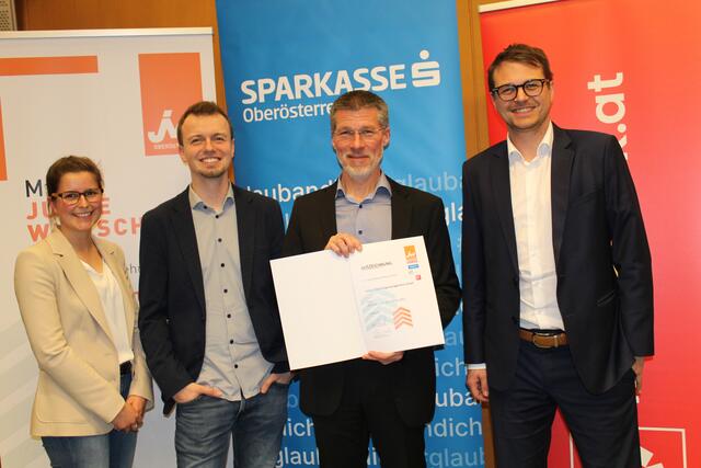 Alexander Götzl, Habag Nachfolgemanagement aus Perg, mit der Bezirksspitze der Jungen Wirtschaft. | Foto: BRS/Köck