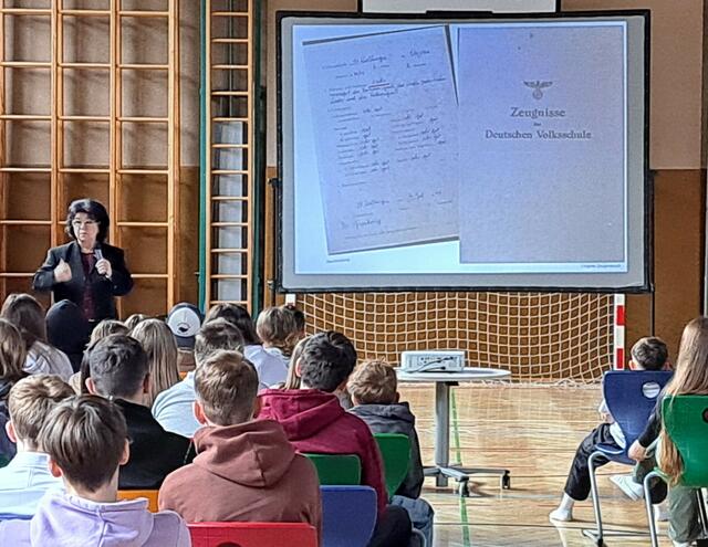 Lernen über die NS-Zeit anhand von Zeitzeugen-berichten: Esther Dürnberger informierte über Hermine Liska. 
 | Foto: Sport/Mittelschule St. Valentin/Schubertviertel