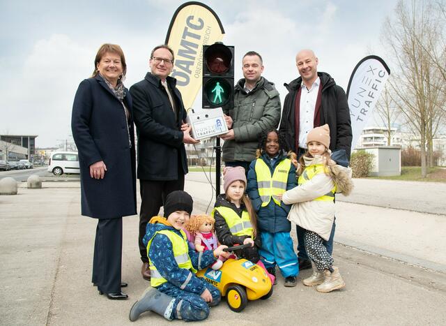 Beim Kindergarten Edeltraud-Hofer-Straße in der Grünen Mitte wurde die Lern-Ampel feierlich übergeben. 

Personen auf dem Foto von links nach rechts: Karin Hörzing (SPÖ), Harald Großauer (Landesdirektor ÖAMTC Oberösterreich), Markus Punzenberger (Yunex Traffic Austria) und Martin Hajart (ÖVP).
 | Foto: ÖAMTC
