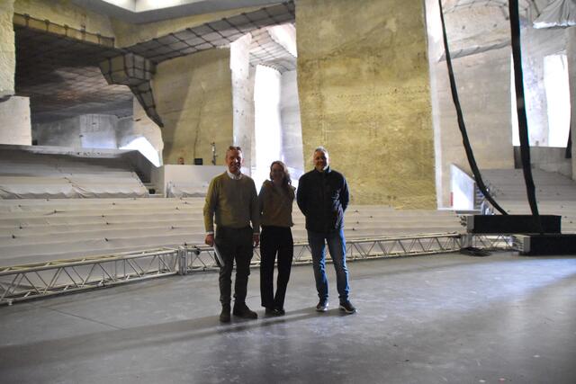 Intendant Sepp Schreiner (l.) und Bühnentechniker Ernö Trimmel (re.) mit Burgenlandredakteurin Katharina Podiwinsky der RegionalMedien (Mitte) auf der Bühne des Felsentheaters. | Foto: RMA Podiwinsky