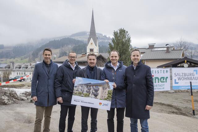 Beim Spatenstich für das Projekt Betreutes Wohnen Wagrain (v. l.): Salzburg Wohnbau-Geschäftsführer Georg Grundbichler, Bgm. Wolfgang Viehauser (Kleinarl), LR Martin Zauner, Bgm. Axel Ellmer (Wagrain) und Thomas Maierhofer (Salzburg Wohnbau)  | Foto: Neumayr