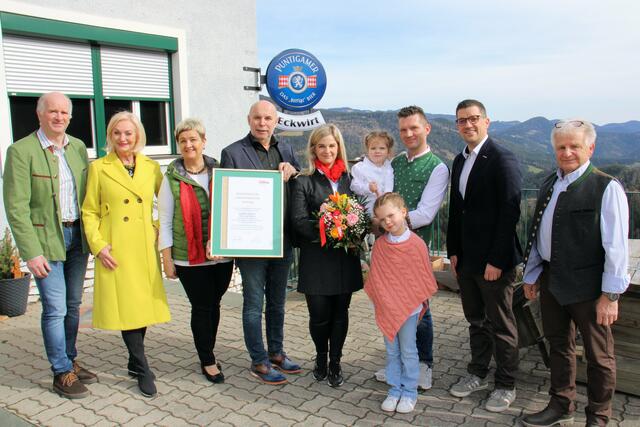 Julia Steirer und Familie wurden von einer Delegation der Wirtschaftskammer Voitsberg besucht. | Foto: Cescutti