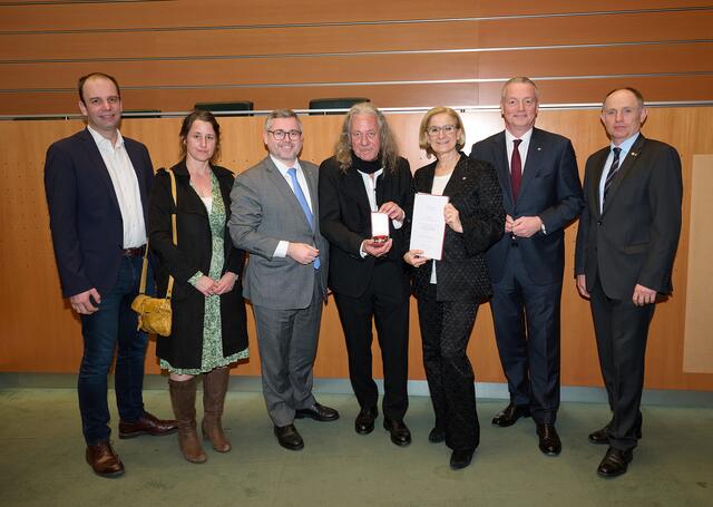 Bürgermeister von Burgschleinitz-Kühnring Andreas Boigenfürst, Direktorin des Krahuletz-Museums Eggenburg Susi Stökl, Landesrat Ludwig Schleritzko, der ehemalige Direktor des Krahuletz-Museums Johannes Tuzar, Landeshauptfrau Johanna Mikl-Leitner, Landesamtsdirektor-Stellvertreter und Obmann der Krahuletz-Gesellschaft Gerhard Dafert, Josef Kirbes, Vizebürgermeister von Eggenburg (v.l.) | Foto: NLK Pfeiffer