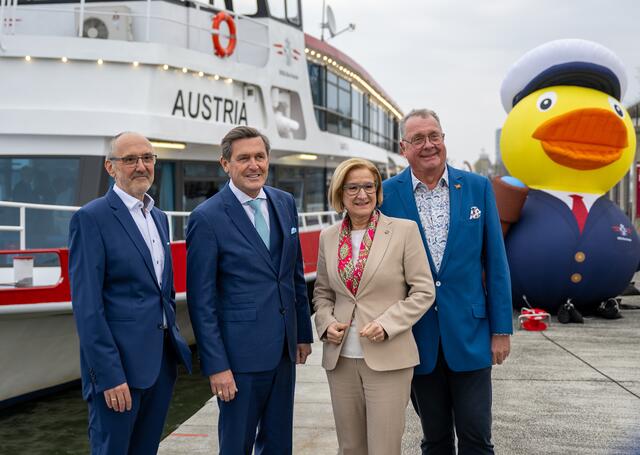 Landeshauptfrau Johanna Mikl-Leitner und Stadtrat Peter Hanke mit den beiden DDSG-Geschäftsführern Wolfang Fischer (l.) und Wolfgang Hanreich (r.). | Foto: NLK Pfeffer