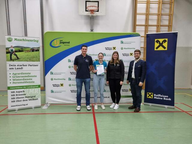 Spontanrede unter 18 – 2. Platz Susanne Zaglmayr (Landjugend Moosbach)
v.l.n.r. Bezirksleiter Christoph Schnitzinger, Susanne Zaglmayr, Bezirksleiterin Julia Grill, Bürgermeister Gemeinde Moosbach Josef Reiseder
 | Foto: Bezirkslandjugend Braunau