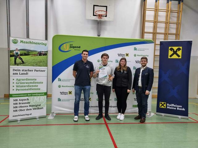 Vorbereitete Rede unter 18 – 3. Platz Michael Nolden (Landjugend Handenberg) 
v.l.n.r. Bezirksleiter Christoph Schnitzinger, Michael Nolden, Bezirksleiterin Julia Grill, Bürgermeister Gemeinde Moosbach Josef Reiseder
 | Foto: Bezirkslandjugend Braunau
